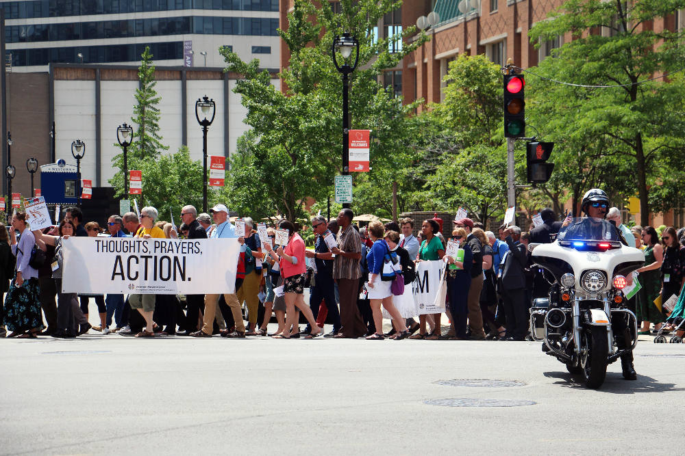Hundreds of attendees at the ELCA Churchwide Assembly march to the ICE building in Milwaukee, Wis., for a prayer vigil in support of migrant children and their families on Aug. 7, 2019. (RNS photo/Emily McFarlan Miller)