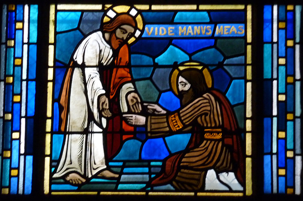 Jesus and St. Thomas with the words of Jesus in Latin, "See my hands," on a stained-glass window in Notre-Dame-du-Rosaire Church in Saint-Ouen, France (Wikimedia Commons/GFreihalter)