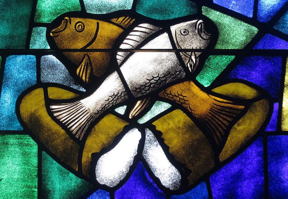 Loaves and fishes in stained glass (Wikimedia Commons/Nheyob) Loaves and fishes in stained glass (Wikimedia Commons/Nheyob)