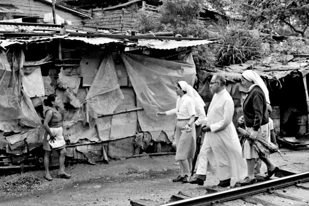 Archbishop Óscar Romero visits Ateos in San Salvador, El Salvador, in 1979. (NCR photo/June Carolyn Erlick)