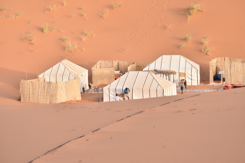 Tents in the desert (Unsplash/Oliver Schweizer) Tents in the desert (Unsplash/Oliver Schweizer)
