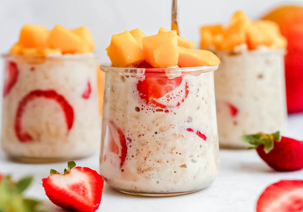 Vegan overnight oats with strawberries and mango (At Elizabeth's Table/Elizabeth Varga) Vegan overnight oats with strawberries and mango (At Elizabeth's Table/Elizabeth Varga)