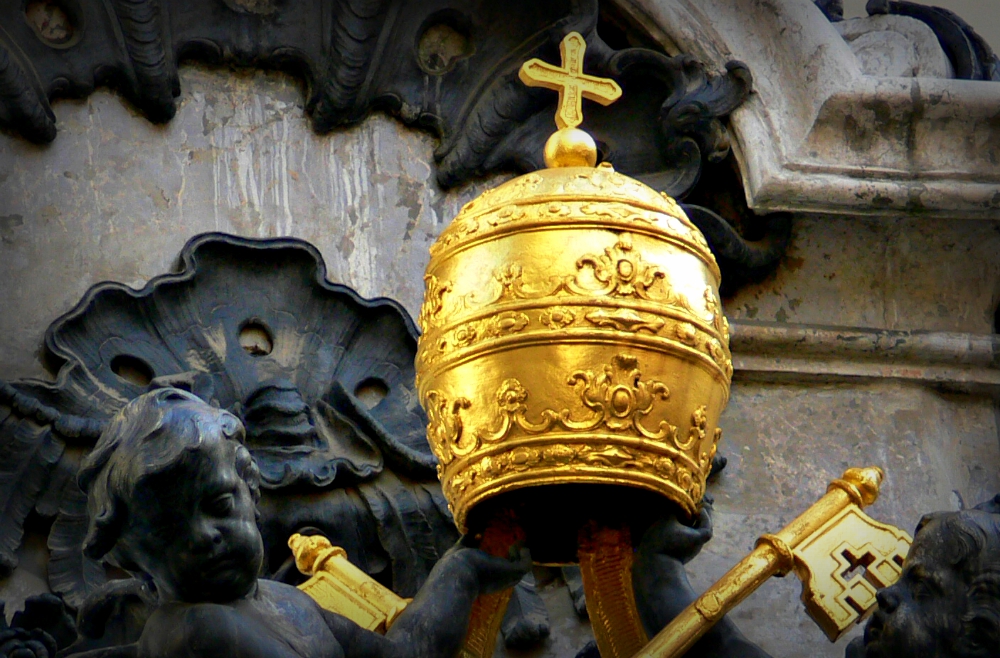 Papal tiara (Wikimedia Commons/Andreas Praefcke)