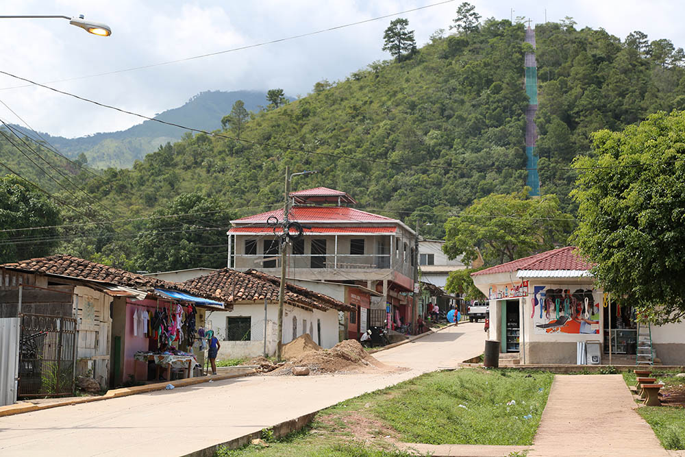 The town of Yorito, about four hours north of the Honduran capital, Tegucigalpa. Two years ago, residents here banded together to eject a mining company from the community. (Manuel Ortiz Escámez)