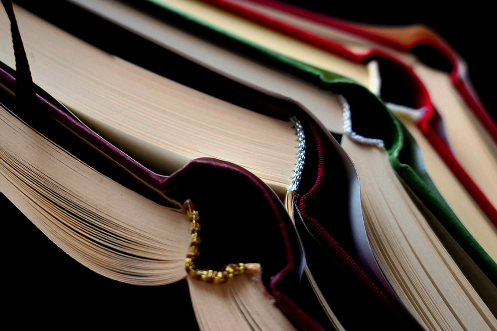 Books face down (Pixabay/moritz320)