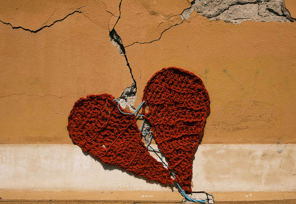 Heart on a cracked wall (Unsplash/Ante Gudelj)