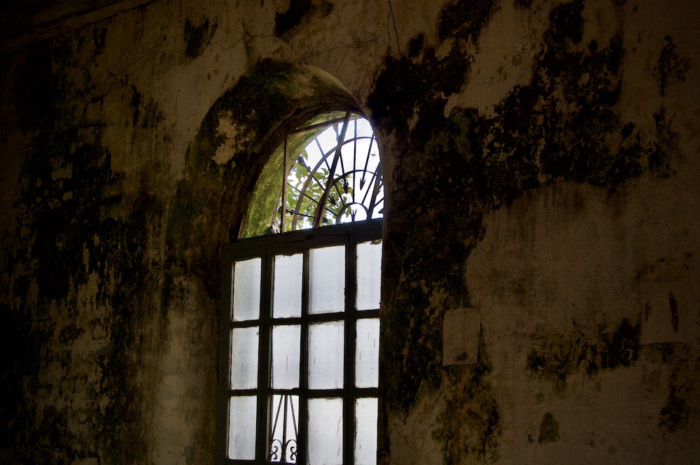 Paint peels from rain-soaked wall of chapel at General Cemetery in Tegucigalpa. (Fernanda Aguilar)