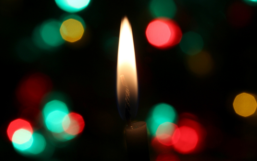 Candle and lights (Unsplash/Davidson Luna)