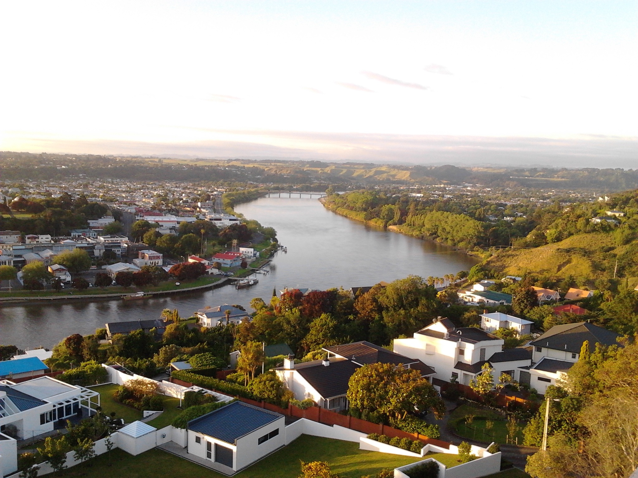 The Whanganui River runs through the city of Whanganui, New Zealand. (Pixabay/billiederamos)