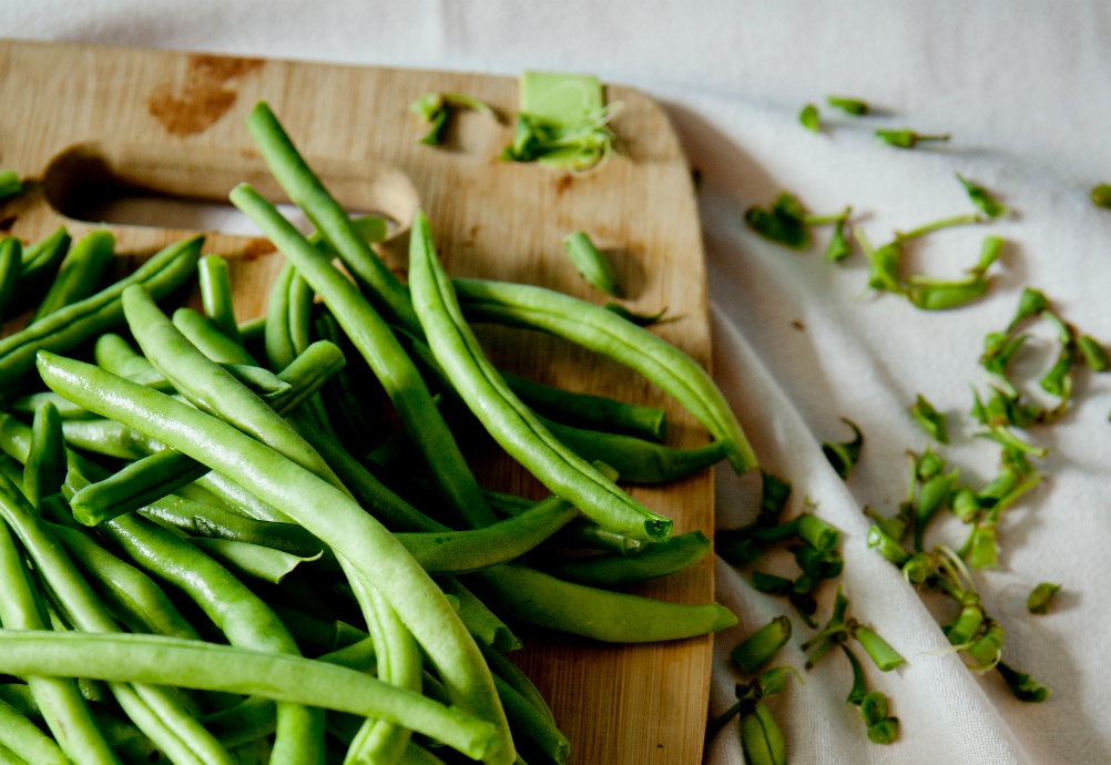 Green beans on cutting board (Unsplash/Neha Deshmukh)