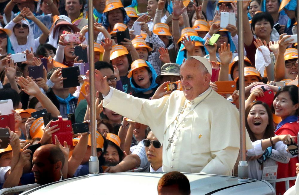 Popemobile moves toward plaza (Official papal visit photo)