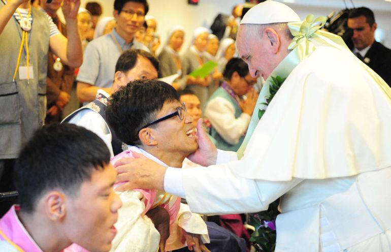 Pope Francis greets residents of the "Flower village" (Photos by Pastoral Visit Media committee)
