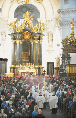The German bishops celebrate Mass Sept. 29 in the cathedral in Fulda at the opening of their plenary. (Newscom/Imago stock&people)