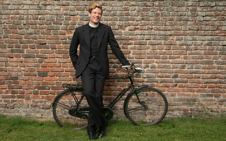 James Norton as Sidney Chambers in "Grantchester" (© Lovely Day Productions/Des Willie)