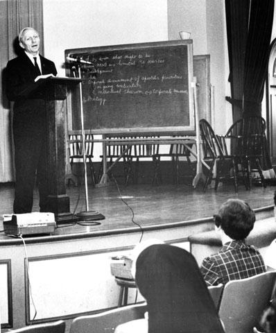 Redemptorist Fr. Bernard Häring speaks at Trinity College in Washington in 1970. (CNS photo)