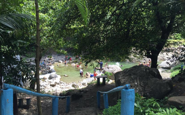 Families play in a shallow lake of Loma Miranda. (GSR/Soli Salgado)