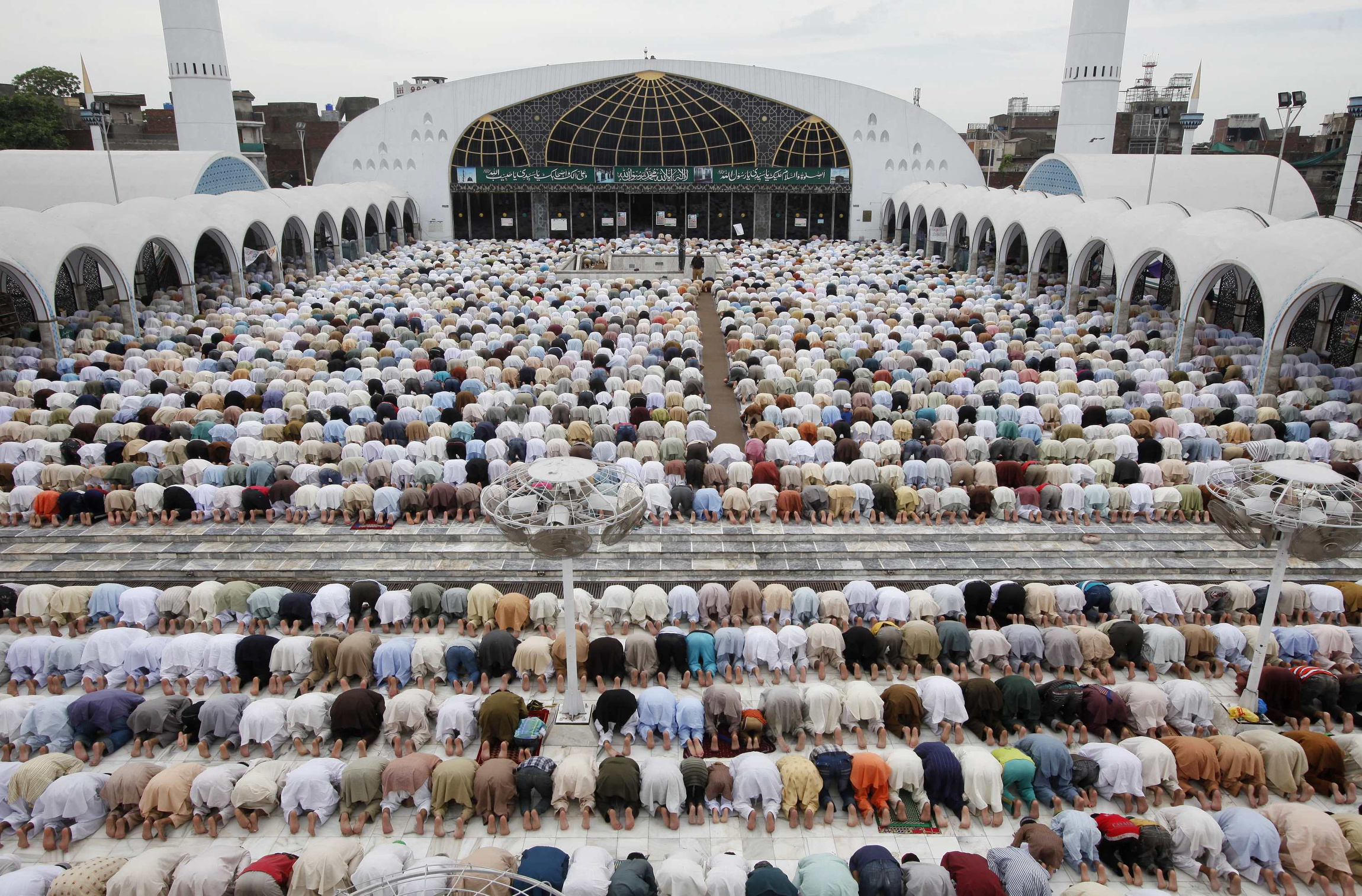 Muslim worshippers attend Friday prayers during the holy month of Ramadan at the Data Darbar mosque in Lahore, Pakistan, Aug. 2, 2013. (CNS/Reuters/Mohsin Raza)