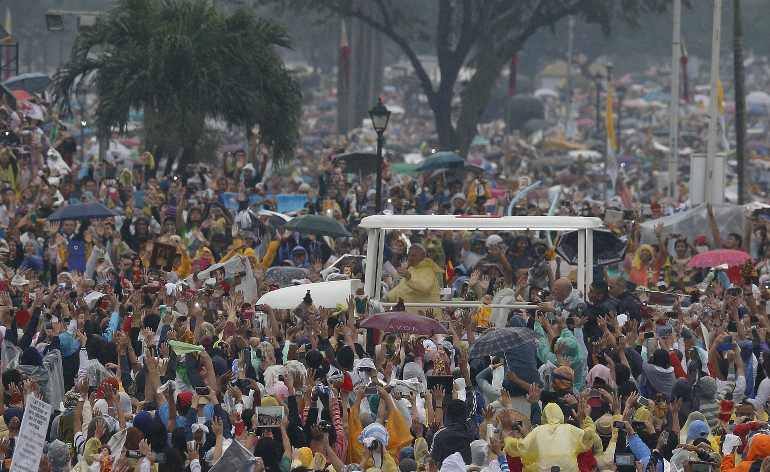 Pope Francis arrives to celebrate Mass in Rizal Park in Manila, Philippines, Jan. 18. (CNS photo/Paul Haring)