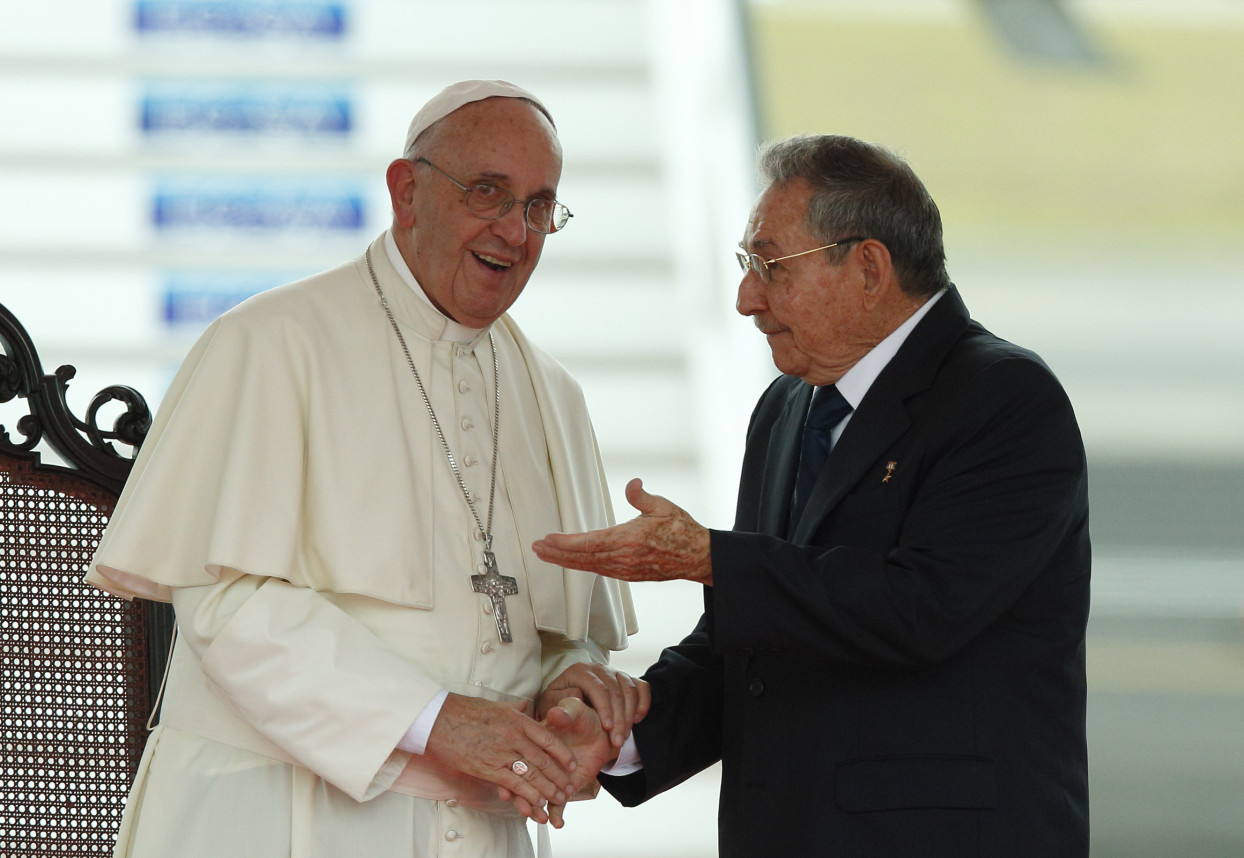 Pope Francis talks with Cuban President Raul Castro during an arrival ceremony at Jose Marti International Airport in Havana Sept. 19. (CNS/Paul Haring)