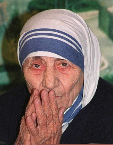 Blessed Teresa of Kolkata, founder of the Missionaries of Charity, is pictured in a 2002 photo. Brazilian Father Elmiran Ferreira Santos, pastor of Our Lady of Aparecida Parish in Sao Paulo, believes prayers to Blessed Teresa for a parishioner with brain tumors led to a possible miracle. (CNS/Thomas Cheng, EPA)