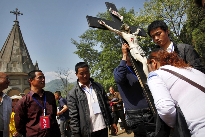 A Chinese Catholic kisses a crucifix during a pilgrimage in Baoji, China, in this 2013 file photo. (CNS/Wu Hong, EPA)