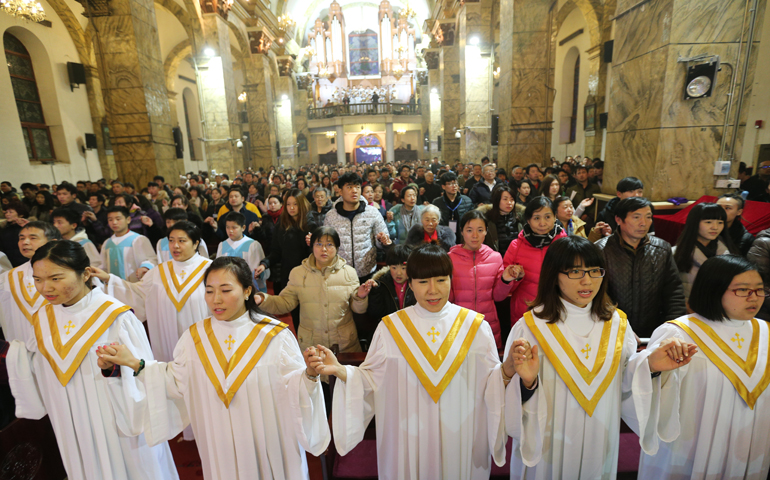Chinese Catholics pray during a 2015 Mass at a church in Beijing. (CNS/Wu Hong, EPA)
