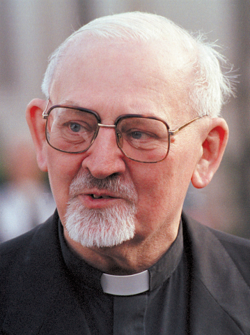 Father Peter-Hans Kolvenbach, former superior general of the Society of Jesus, is seen in this 2004 file photo. He died in Beirut Nov. 26, four days before his 88th birthday. (CNS photo/Greg Walker, Spring Hill College)