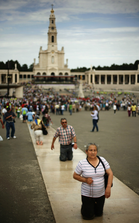 Pilgrims walk on their knees at the Marian shrine of Fatima in central Portugal in this 2012 file photo. (CNS photo/Rafael Marchante, Reuters) 