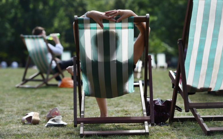 People enjoy the weather at Green Park in London Sept. 13, 2016. (CNS/Andy Rain, EPA)