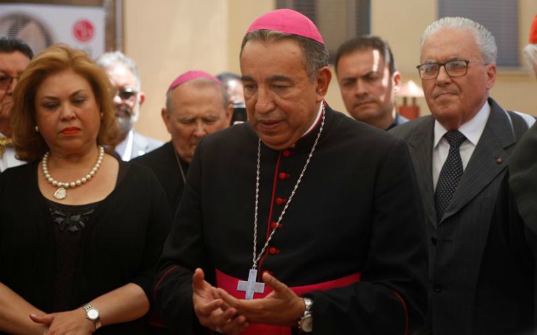 Archbishop Jose Domingo Ulloa Mendieta of Panama leads dignitaries and journalists in a moment of silent prayer June 8 for the One Minute for Peace initiative at a press briefing. (CNS/Junno Arocho Esteves)