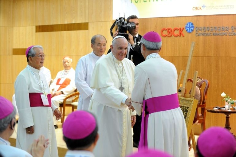 Pope Francis greets Korean bishops (photo by Pastoral Visit media site)