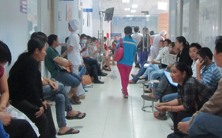 Childless couples wait to have medical treatment at Tu Du Hospital in Ho Chi Minh City on August 13. (Teresa Hoang Yen)