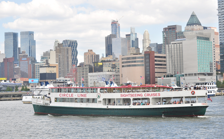 Circle Line ship seen from New York Water Taxi on the Hudson River, July 2013 (Wikimedia Commons/Joe Mabel)