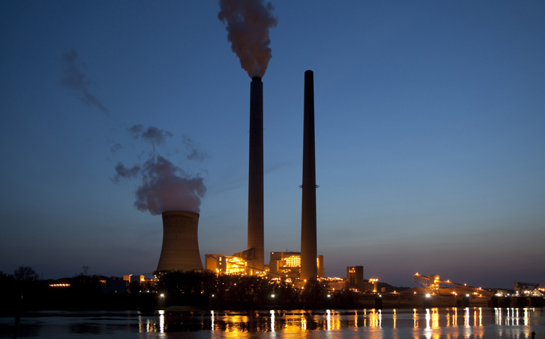 The American Electric Power's coal-fired Mountaineer Power Plant along the banks of the Ohio River in New Haven, W.Va. (CNS/Jim West) 