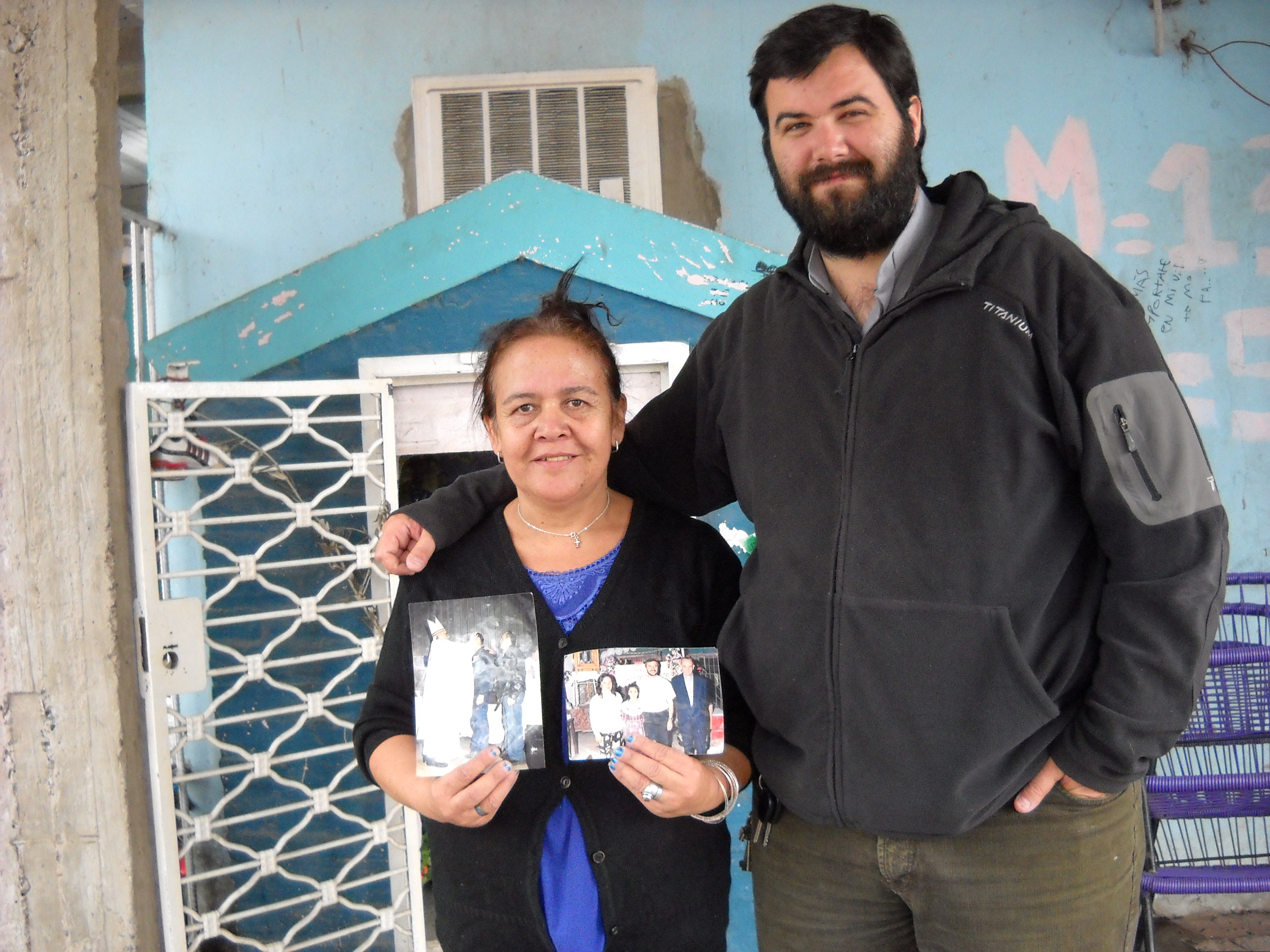 Fr. Juan Isasmendi and Melchora Lescano of the Villa 21 slum in Buenos Aires, showing her pictures with the future Pope Francis