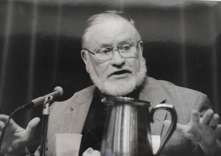 John J. McNeill pictured in this Dec. 6, 1997 photo at a forum at Georgetown University about homosexuality and Catholicism. (NCR file photo)