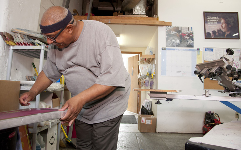 Dismas House resident and Triple Thread employee Dwain Adkins cleans a silk screen May 1 to prepare for a custom print job at the shop where he works in Nashville, Tenn. (CNS/Tennessee Register/Theresa Laurence) 