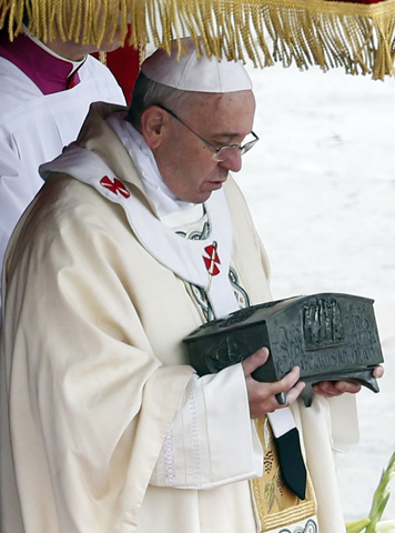 Pope Francis holds a bronze reliquary containing the relics of St. Peter the Apostle on the altar Mass Sunday in St. Peter's Square at the Vatican. (CNS/Reuters/Stefano Rellandini)