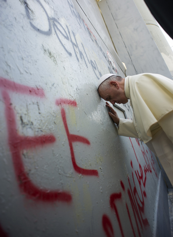 Pope Francis stops in front of the Israeli security wall in Bethlehem, West Bank, May 25. (CNS/L'Osservatore Romano, pool) 