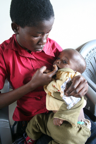 A mother and child at a Catholic-supported feeding center in Nairobi, Kenya. (NCR photo/Chris Herlinger)