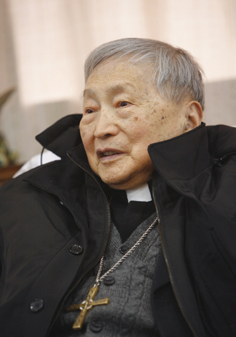 Chinese Bishop Aloysius Jin Luxian of Shanghai meets with visitors from the U.S. in 2007. (CNS file/Nancy Wiechec) 