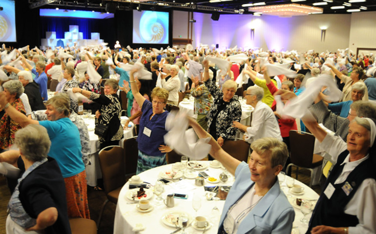 Women religious show appreciation for the servers and hotel staff during the concluding banquet Aug. 14, 2015, for the 2015 assembly of the Leadership Conference of Women Religious in Houston. (GSR photo / Dave Rossman)