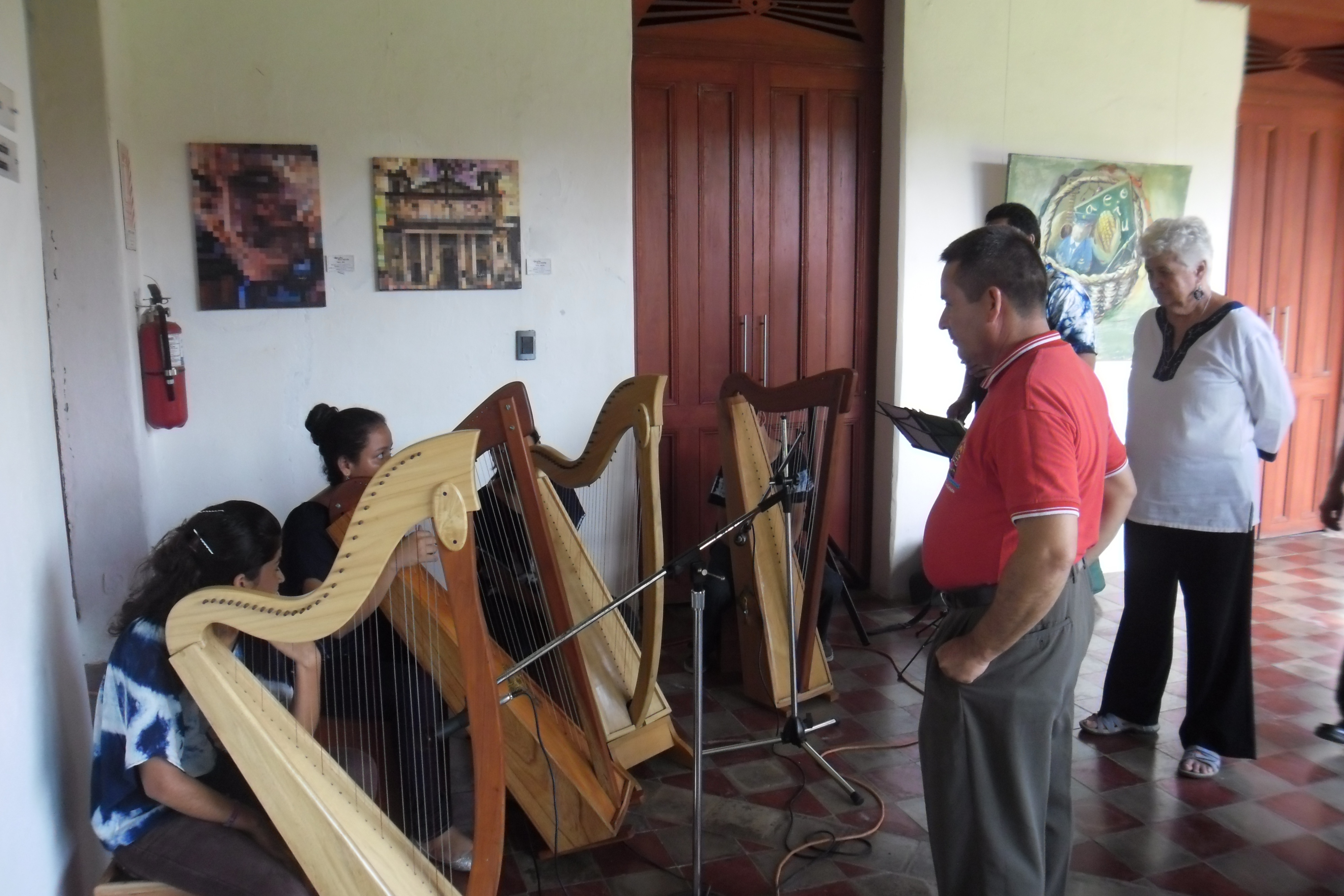 Students receive a harp lesson at the Centro Arte para la Paz. (Centro Arte para la Paz)