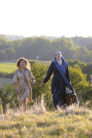 Ariana Rivoire as Marie Heurtin and Isabelle Carré as Sr. Marguerite in the film "Marie's Story" (Film Movement)
