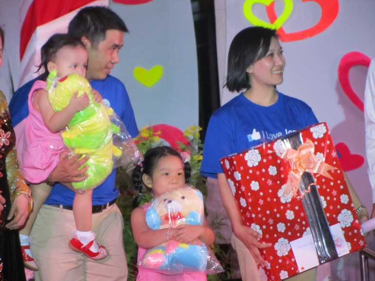 Vietnamese bishops urge Catholics to build happy families. A couple and their children shared their experience with people at a Valentine Day gala held by church workers last February in Ho Chi Minh City. (Teresa Hoang Yen) 
