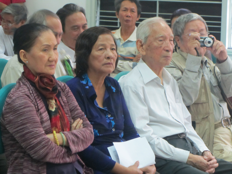 Widows Ngo Thi Kim Thanh and Huynh Thi Sinh sit next to historian Nguyen Dinh Dau at a ceremony to remember the Paracel Islands martyrs. (Teresa Hoang Yen)