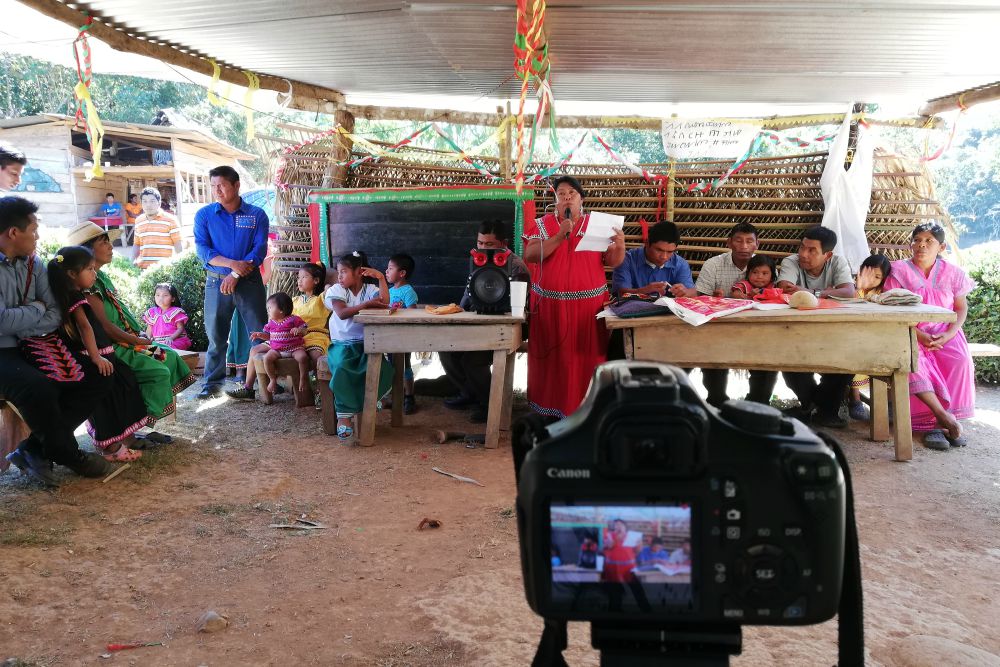 Weni Bagama, Ngäbe leader and member of the affected community of Kiad, presents the agenda of the annual meeting of the organization for the written Ngäbe-Buglé language (OLEN). (Jonathan Quiel González)