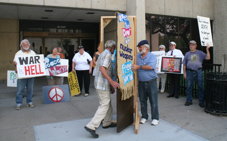 Kansas City anti-nuclear protesters awaiting hearings and their supporters demonstrate in front of Kansas City's municipal court Wednesday. (NCR photo/Megan Fincher) 