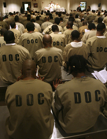 Maximum security inmates attend a Mass celebrated by Cardinal Francis George of Chicago in December 2007. (CNS/Catholic News World/Karen Callaway)