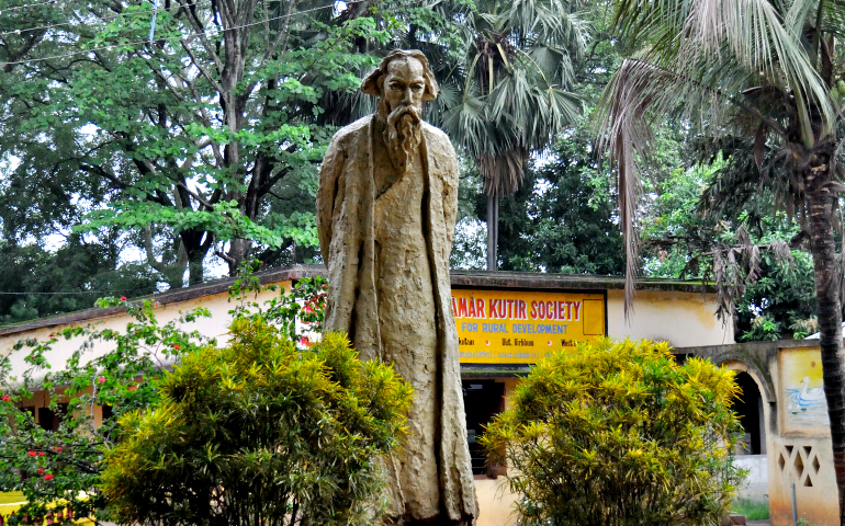 A statue of Rabindranath Tagore in Ballabhpur, West Bengal, India (Wikimedia Commons/Biswarup Ganguly)